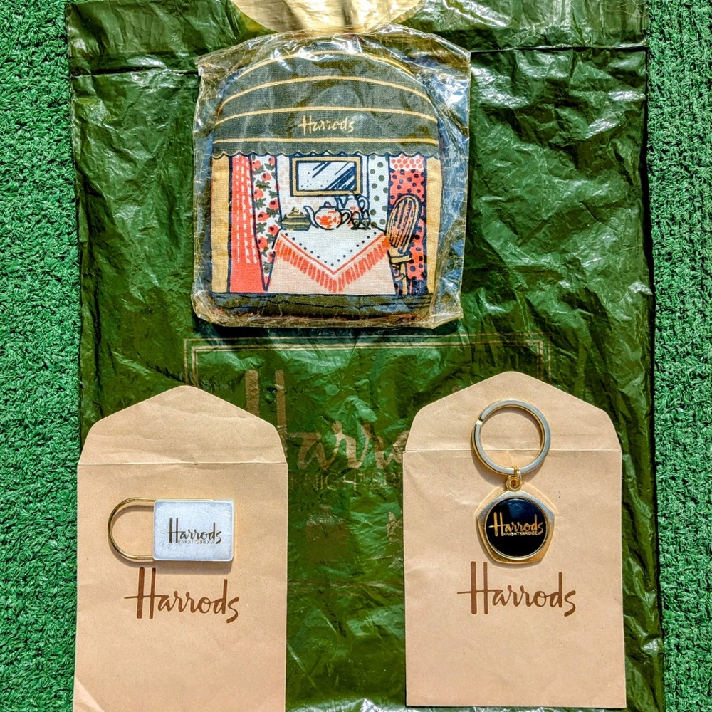 VTG 1980's HARRODS Knightsbridge Department Store Egg Cosy+2 Keychain Set NOS